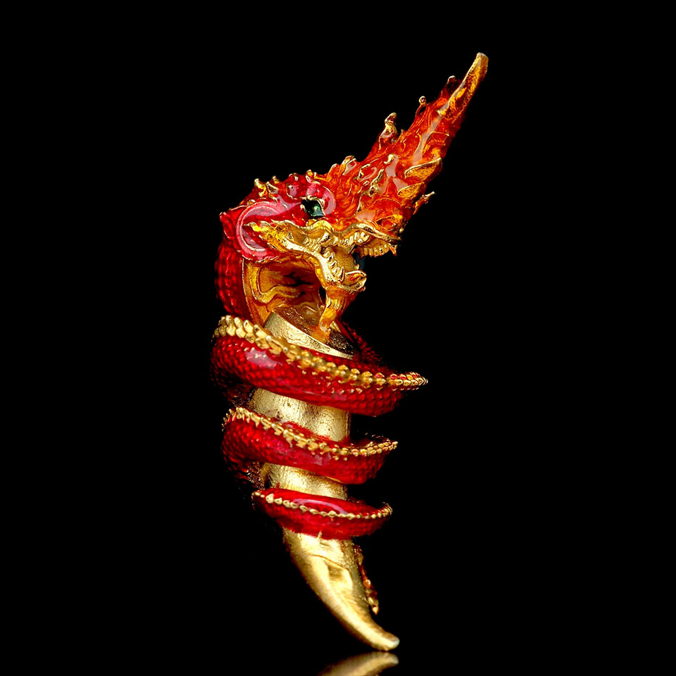 เขี้ยวพญานาค รุ่นอุดมมงคล เนื้อทองเทวฤทธิ์ชุบทอง ลงยาราชาวดีสีแดง - Image 6
